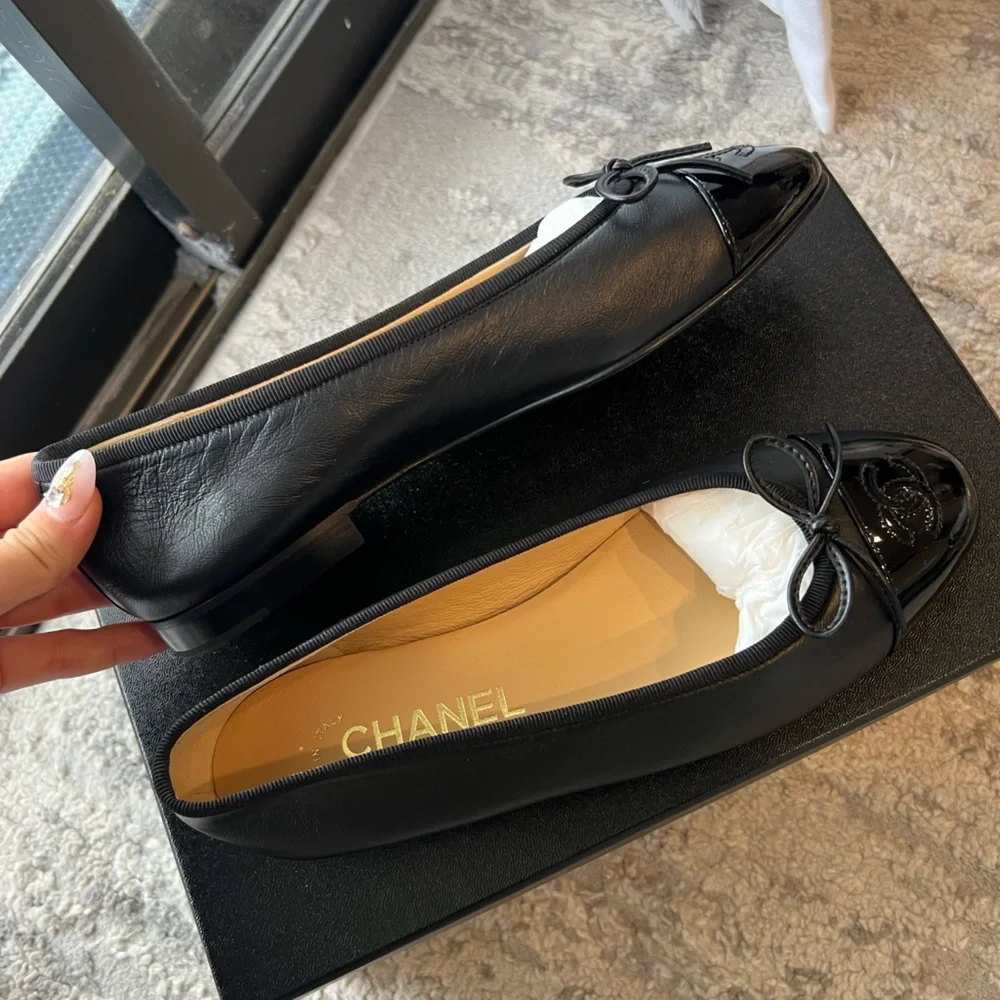CHANEL Ballet Flats - Lambskin & Patent Calfskin Black - Picture 3 of 4